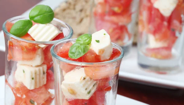 Tartar de tomate con mozzarella