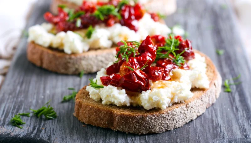 Tostada con tomates secos