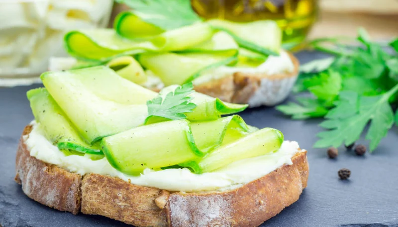 Tostada de calabacín con queso fresco