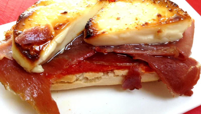 Tostada de jamón serrano y queso de cabra