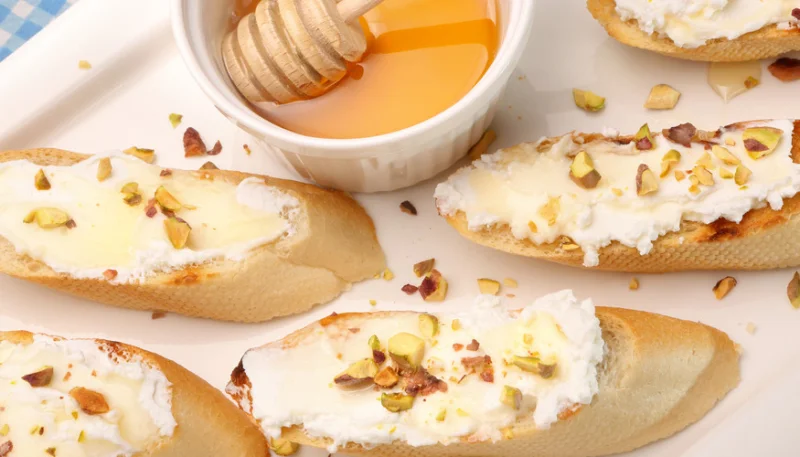 Tostada de queso de cabra con miel y pistachos