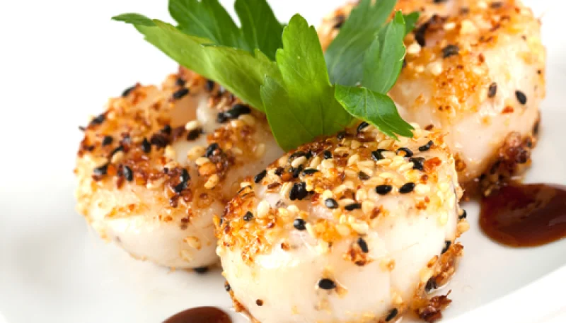 Vieiras a la plancha con soja y sésamo