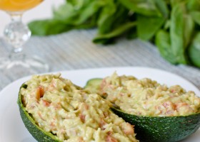 Aguacates rellenos de salmón ahumado
