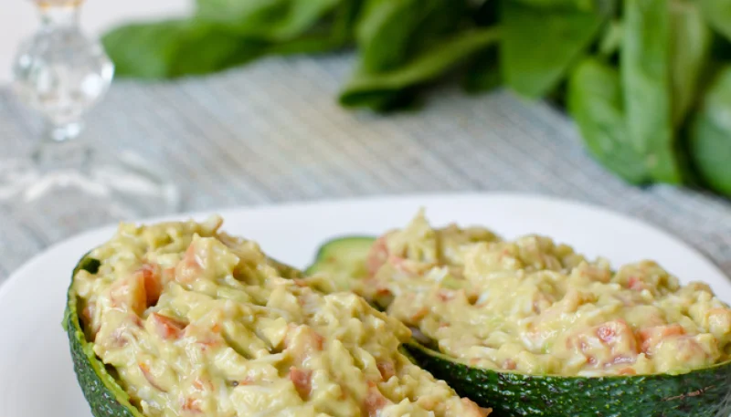 Aguacates rellenos de salmón ahumado