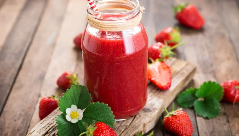 Batido de fresa, frambuesa y albahaca