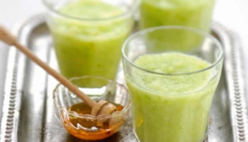 Batido de manzana y apio con miel