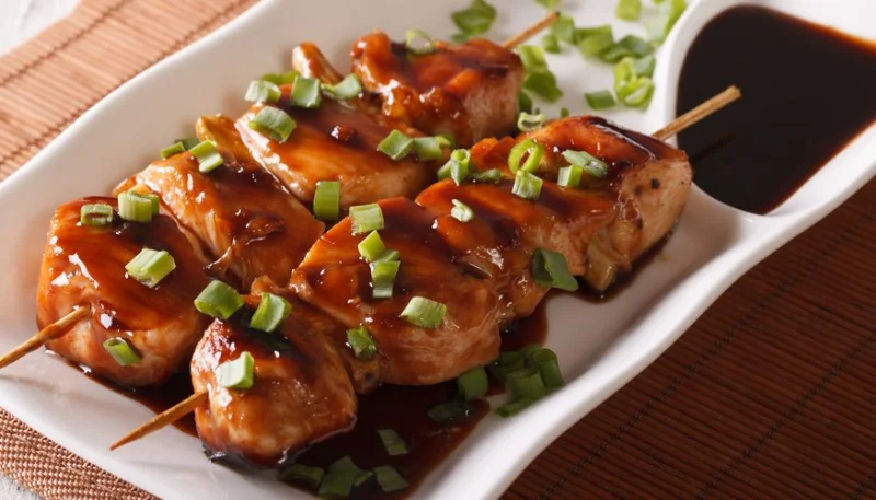 Brochetas de pollo con salsa de soja y sésamo