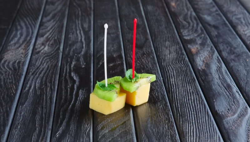 Brochetas de queso y kiwi