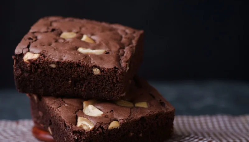 Brownie de chocolate, café y cacahuetes
