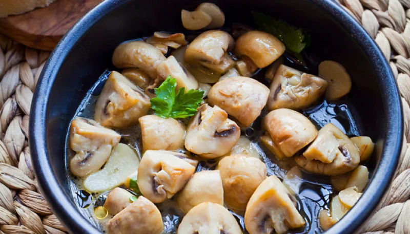 Champiñones al ajillo y yema cuajada