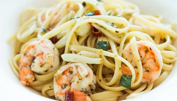 Espaguetis con gambas y espinacas