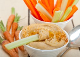 Hummus con zanahoria, pepino y apio