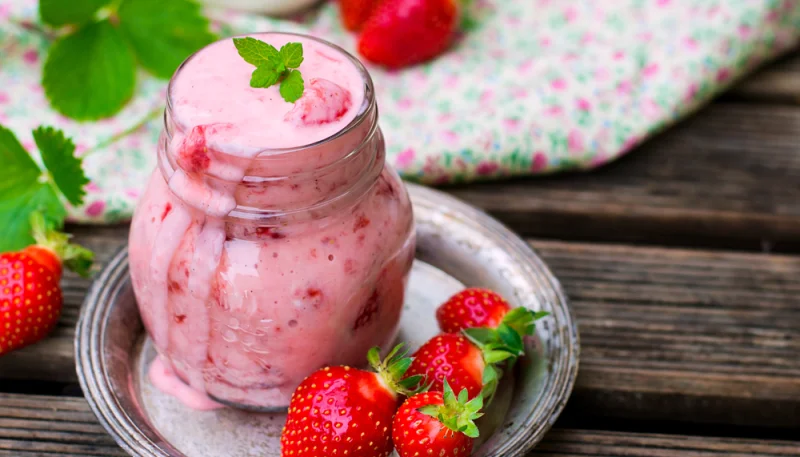Lassi de fresas y plátano