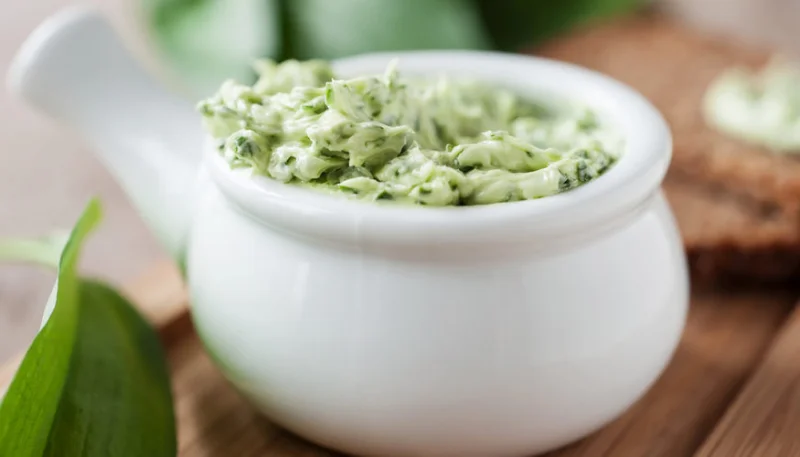 Mantequilla de rúcula y parmesano