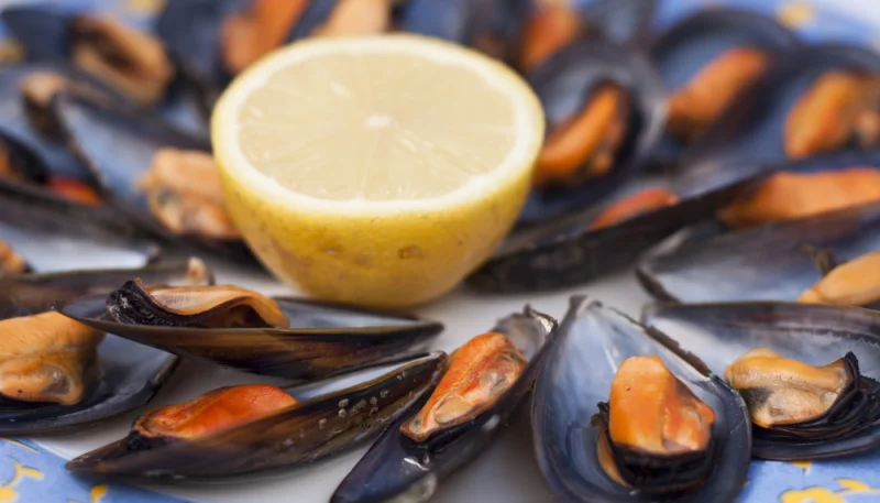 Mejillones al vapor con pimienta y limón