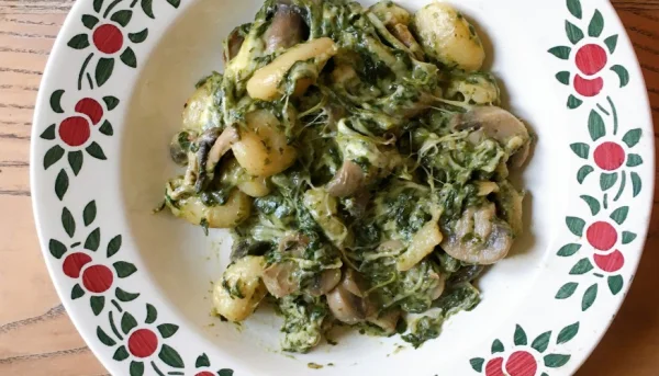 Ñoquis de espinacas, champiñones y mozzarella