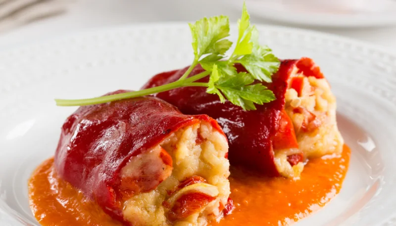 Pimientos de piquillo dulces con bacalao y gambas