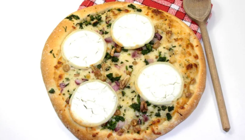 Pizza casera de queso de cabra, miel y nueces