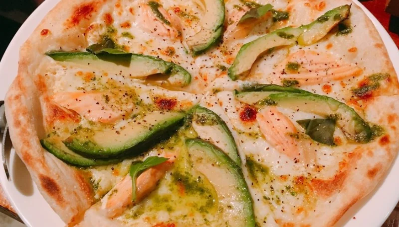 Pizza de salmón y aguacate