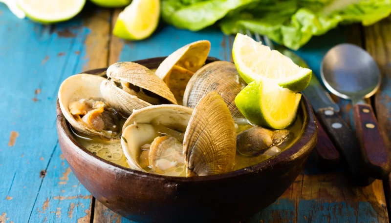 Sopa de ajo con almejas