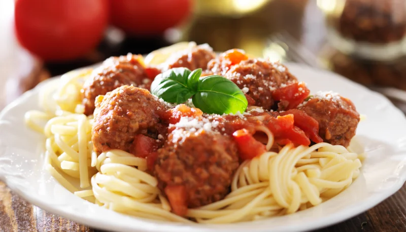 Tallarines con albóndigas