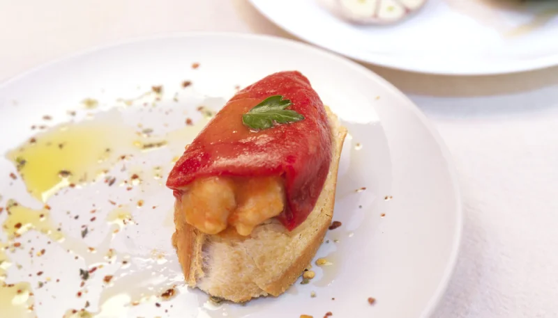 Tostada de pimiento de piquillo con gambas