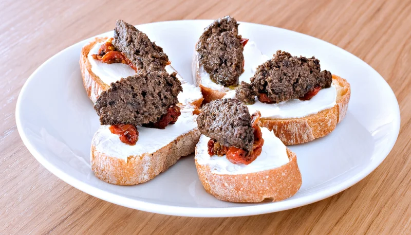 Tostada de queso fresco y tapenade