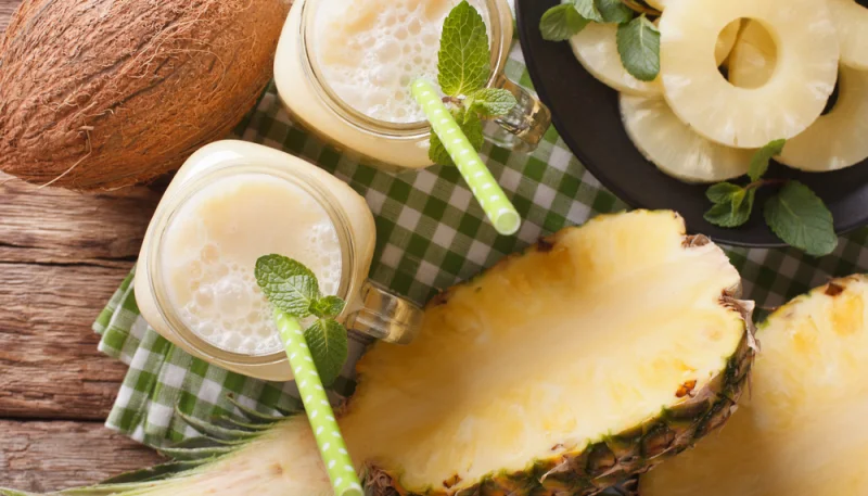 Batido de piña y coco con copos de avena