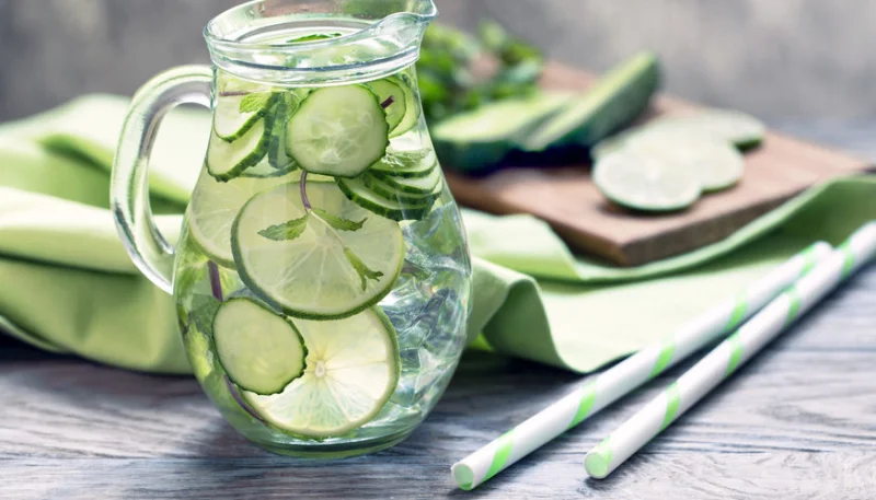 Bebida adelgazante con pepino, lima y menta