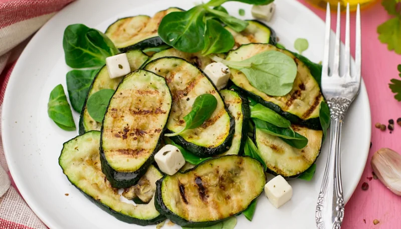 Calabacín a la parrilla con queso feta