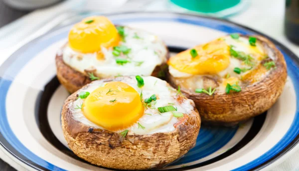 Champiñones rellenos de huevo de codorniz