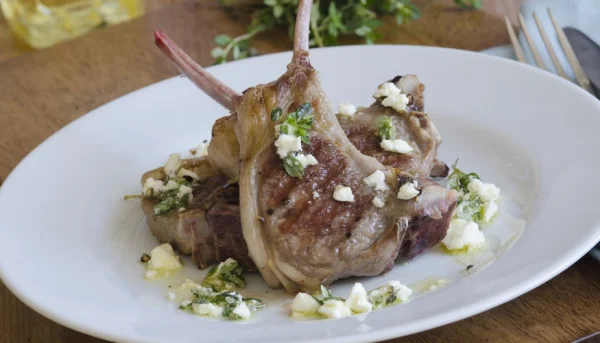 Chuletas de cordero con queso feta