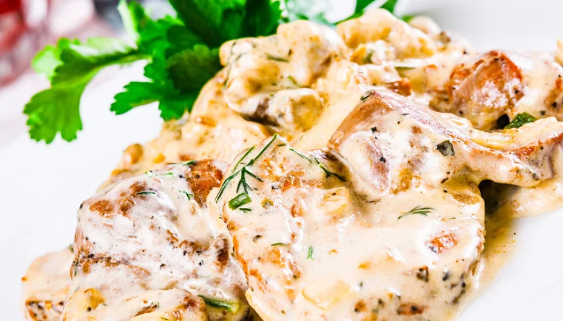 Conejo con vino blanco y champiñones