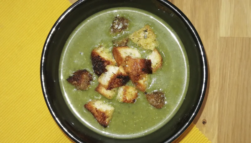 Crema de espinacas y quinoa con picatostes