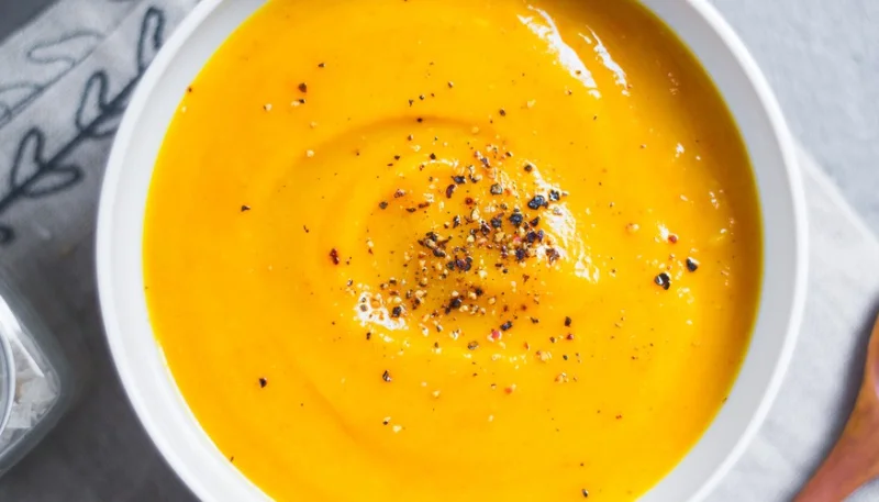 Crema de zanahoria, nabos y leche de coco