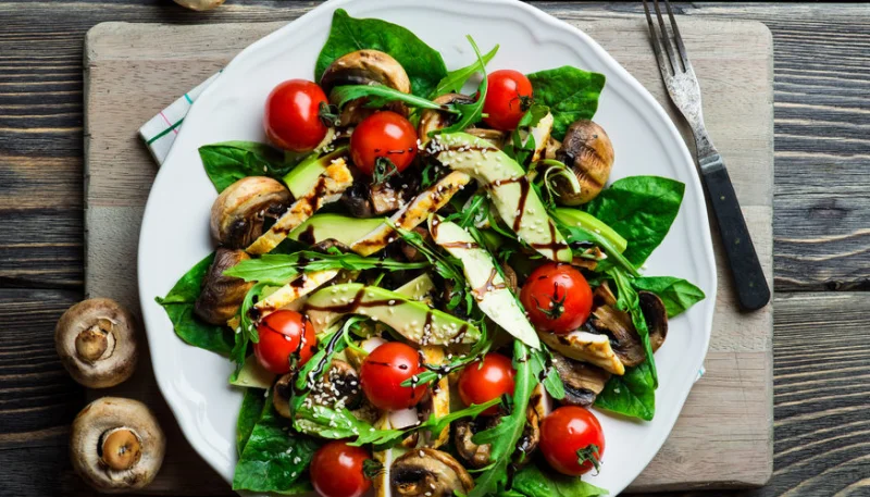 Ensalada con pollo, aguacate y champiñones