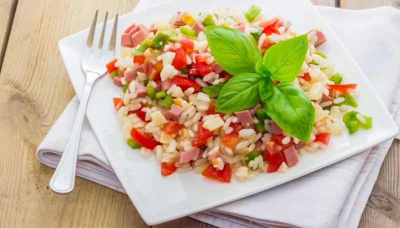 Ensalada de arroz con jamón y pimientos