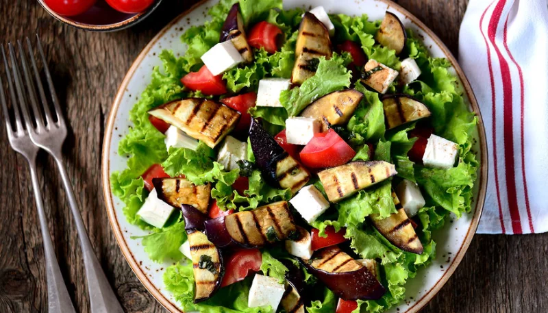 Ensalada de berenjenas, tomates y feta