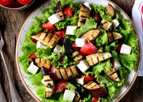 Ensalada de berenjenas, tomates y feta