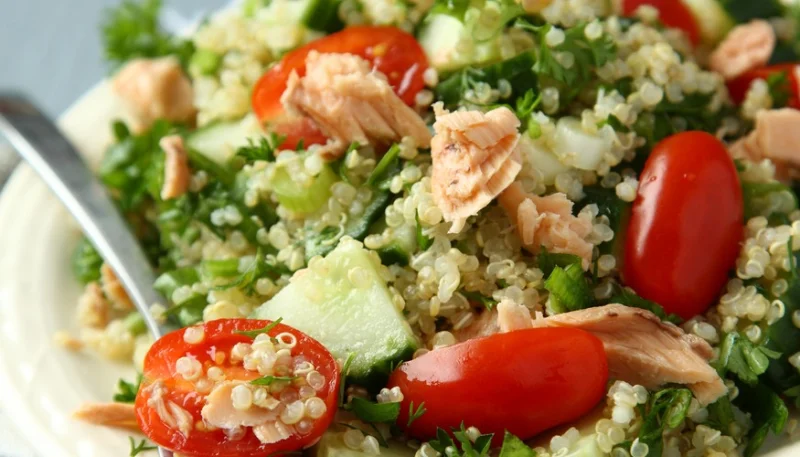 Ensalada de quinoa y salmón ahumado