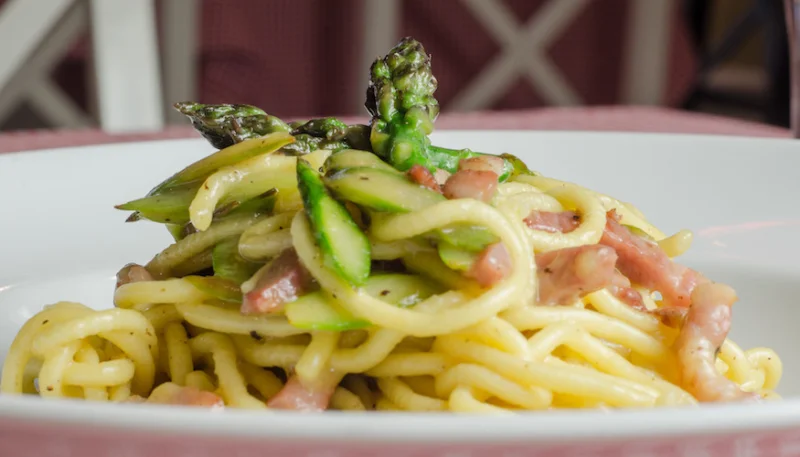Espaguetis con espárragos y bacon