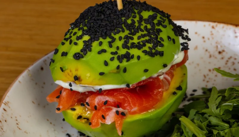 Hamburguesa de aguacate con salmón ahumado