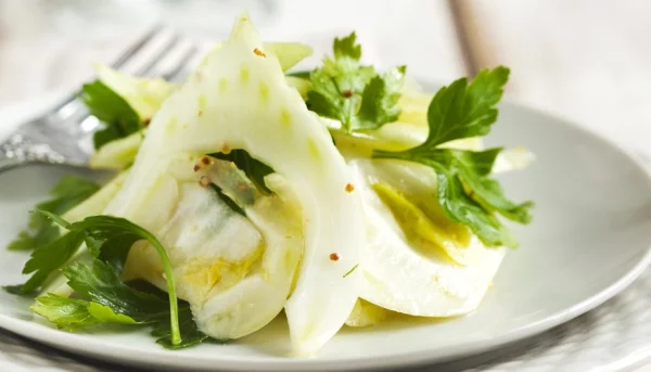 Hinojo con salsa de aguacate