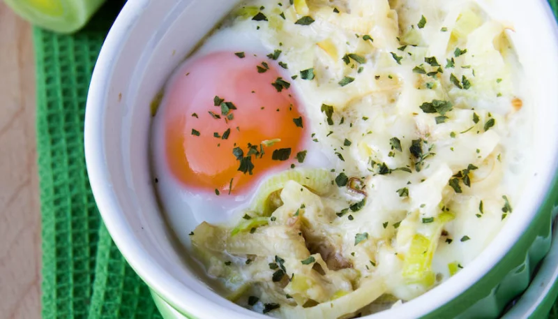 Huevos a la cazuela con puerros