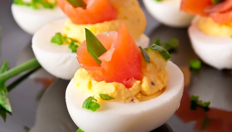 Huevos mimosa rellenos de salmón