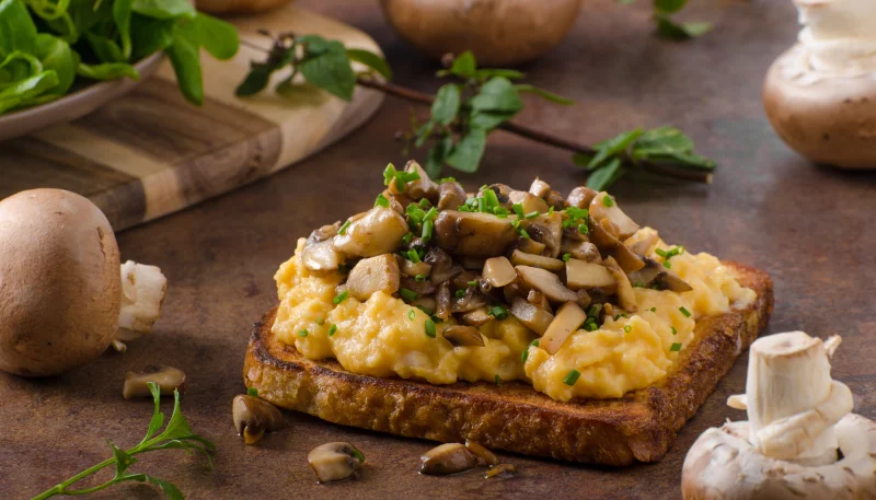Huevos rotos con champiñones