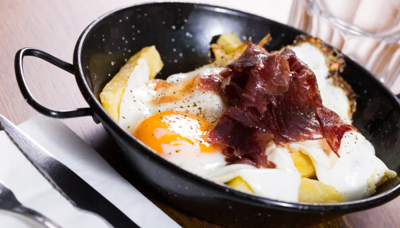 Huevos rotos con jamón
