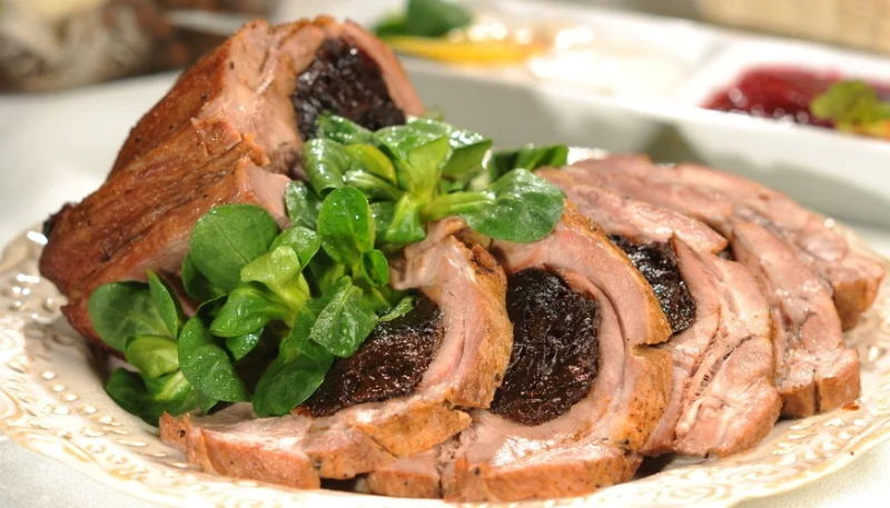 Lomo de cerdo relleno de ciruelas