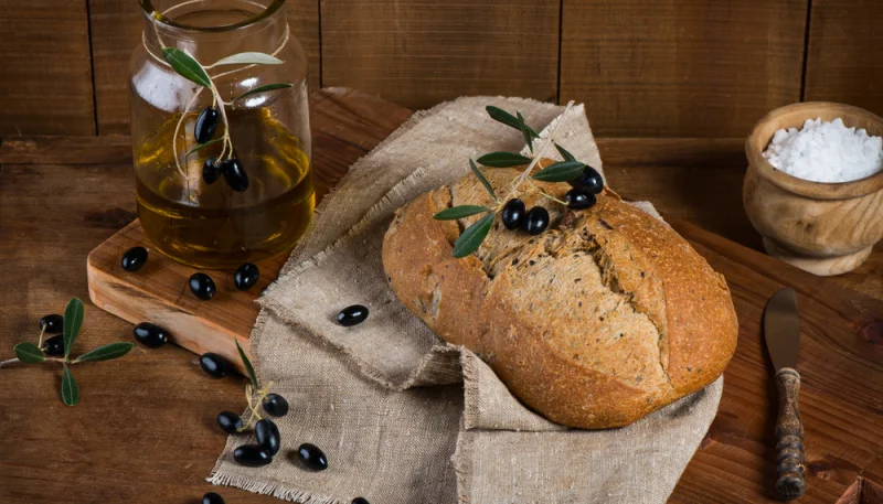 Pan de aceitunas negras con tomate