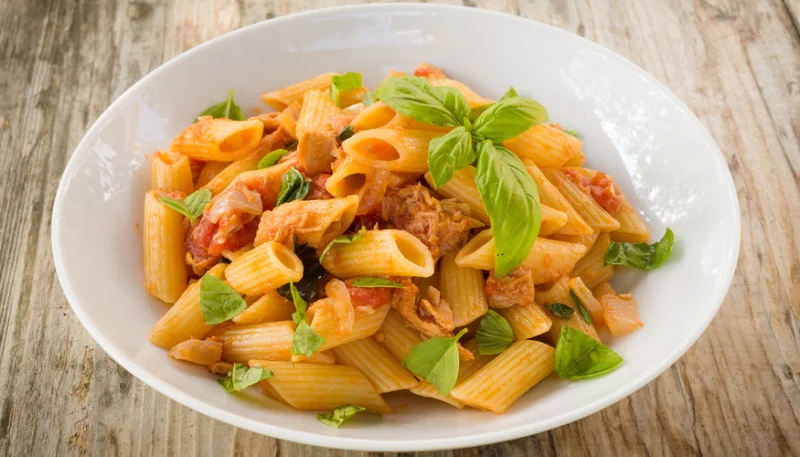 Pasta con atún y salsa de yogur